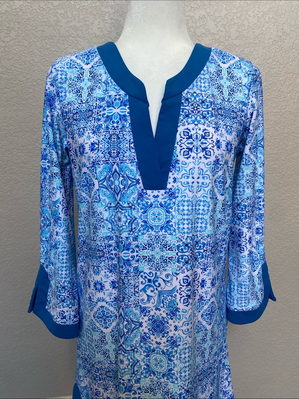 Aqua Et Sol dress in blue and white tile pattern, V-neck, solid blue trim. sz M